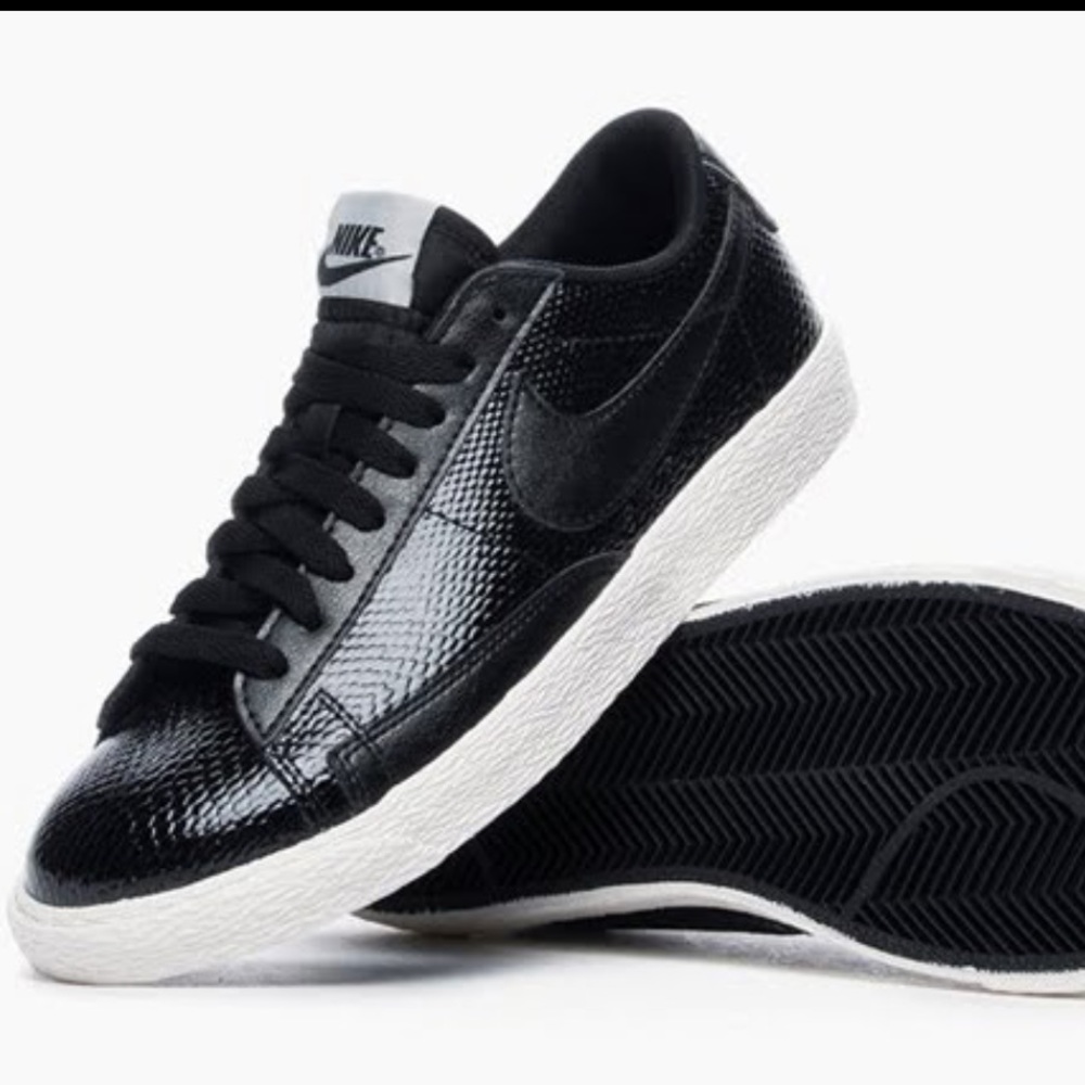 Nike Womens Blazer low top snakeskin sneakers 6 black